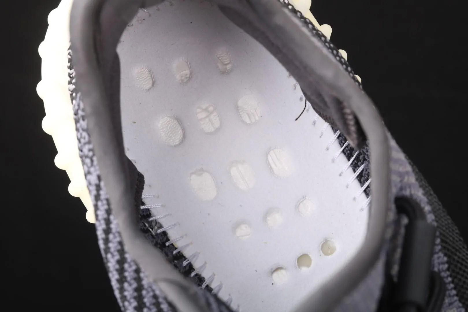adidasWMNS Yeezy Boost 350 V2 - Carbon