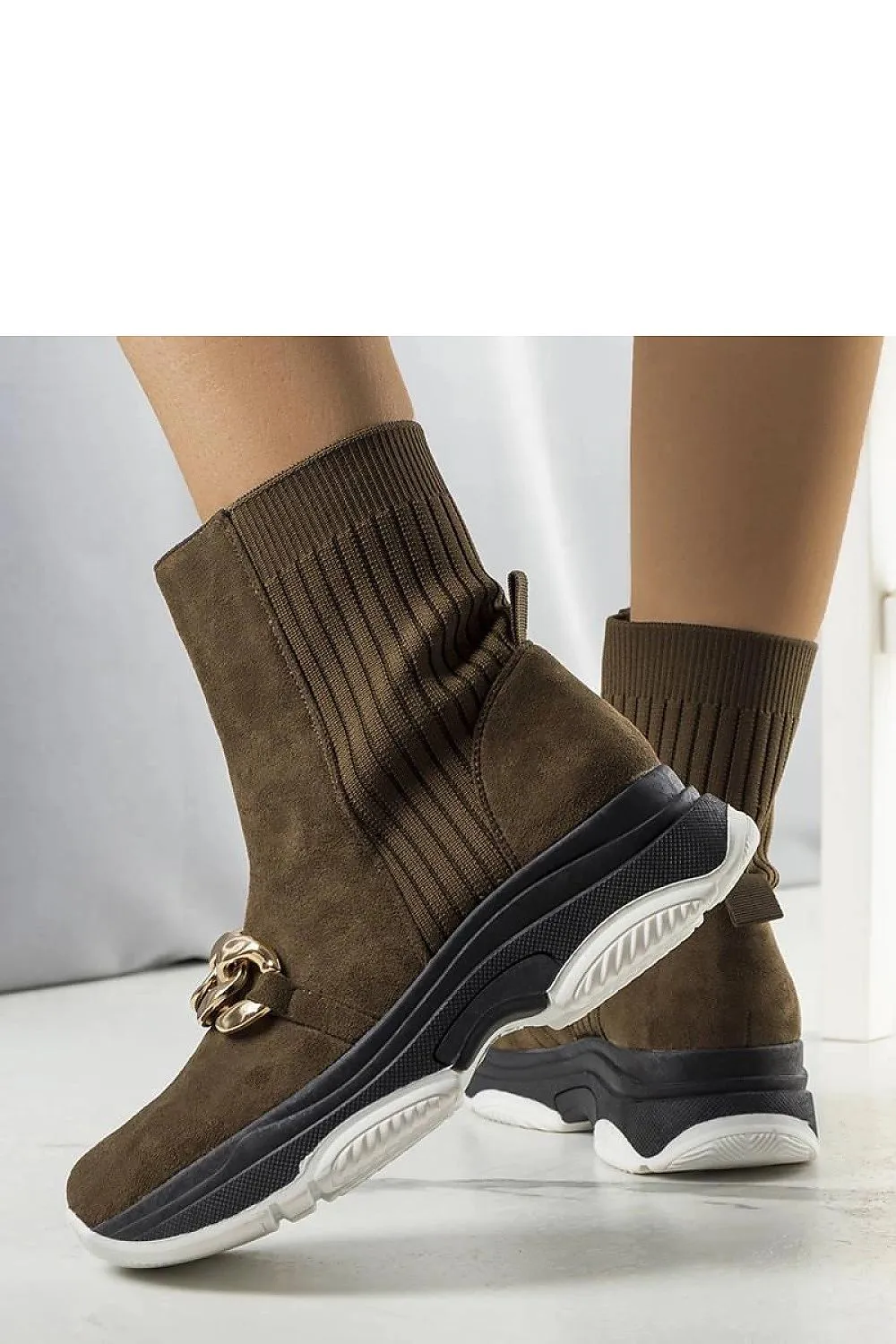 Beige insulated boots with a chain