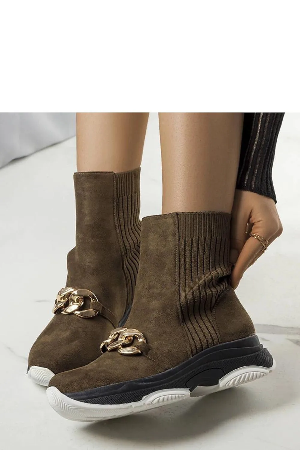 Beige insulated boots with a chain