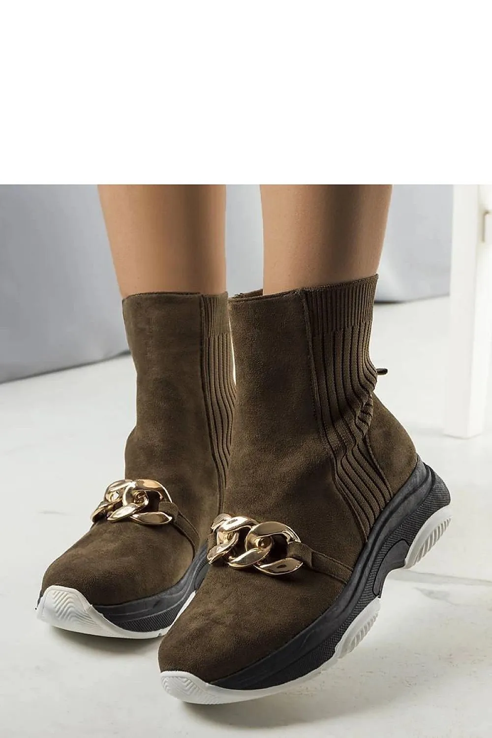 Beige insulated boots with a chain